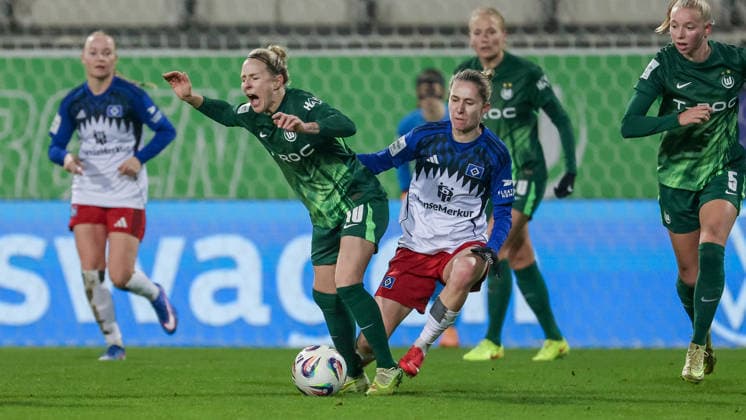 v.li.: Svenja Huth (VfL Wolfsburg, 10) und Maria Mikolajova (Hamburger SV, 27) im Zweikampf, Duell, Dynamik, Aktion, Action, Spielszene, DIE DFB-RICHTLINIEN UNTERSAGEN JEGLICHE NUTZUNG VON FOTOS ALS SEQUENZBILDER UND ODER VIDEOÄHNLICHE FOTOSTRECKEN. DFB REGULATIONS PROHIBIT ANY USE OF PHOTOGRAPHS AS IMAGE SEQUENCES AND OR QUASI-VIDEO., 21.12.2025, Wolfsburg (Deutschland), Fussball, Google Pixel Frauen-Bundesliga, VfL Wolfsburg - Hamburger SV