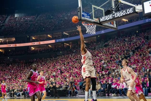 Isiaha Mike, Forward, (FC Bayern Basketball 22), Justus Hollatz, Guard, (FC Bayern Basketball 21), Kur Jongkuch, Center, (Telekom Baskets Bonn 15), , Telekom Baskets Bonn vs. FC Bayern Basketball, Basketball, BBL, 31. Spieltag, 21.12.2025 Koeln Nordrhein-Westfalen Deutschland