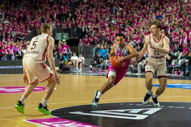 Niels Giffey, Forward, (FC Bayern Basketball 5), Justus Hollatz, Guard, (FC Bayern Basketball 21), Joel Aminu, Shooting Guard, (Telekom Baskets Bonn 21), , Telekom Baskets Bonn vs. FC Bayern Basketball, Basketball, BBL, 31. Spieltag, 21.12.2025 Koeln Nordrhein-Westfalen Deutschland