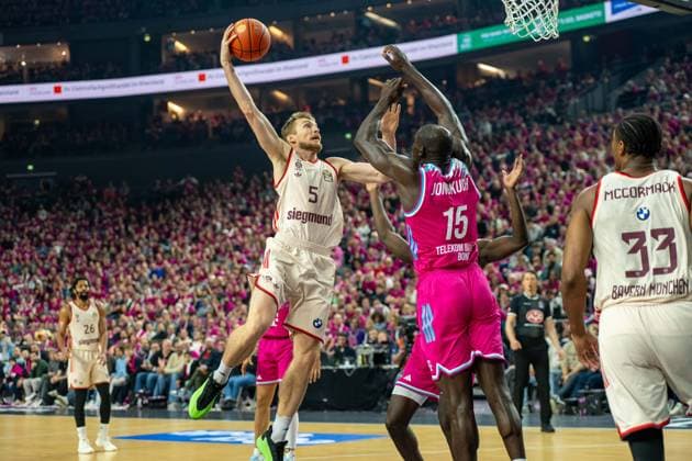 Niels Giffey, Forward, (FC Bayern Basketball 5), Kur Jongkuch, Center, (Telekom Baskets Bonn 15), , Telekom Baskets Bonn vs. FC Bayern Basketball, Basketball, BBL, 31. Spieltag, 21.12.2025 Koeln Nordrhein-Westfalen Deutschland