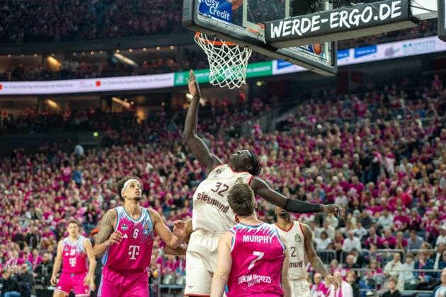 Michael Kessens, Center, (Telekom Baskets Bonn 6), Wenyen Gabriel, Center, (FC Bayern Basketball 32), Grayson Murphy, Point Guard, (Telekom Baskets Bonn 7), , Telekom Baskets Bonn vs. FC Bayern Basketball, Basketball, BBL, 31. Spieltag, 21.12.2025 Koeln Nordrhein-Westfalen Deutschland