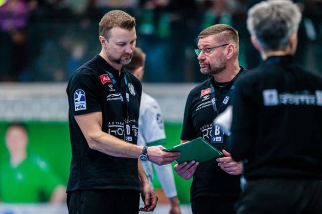 v.l. Evars Klesniks (GWD Minden, Co-Trainer), Aaron Ziercke (GWD Minden, Trainer) GER, GWD Minden vs. Fuechse Berlin, Handball, 1. Bundesliga, 18. Spieltag, Spielzeit 2025 2026, 21.12.2025 GER, GWD Minden vs. Fuechse Berlin, Handball, 1. Bundesliga, 18. Spieltag, Spielzeit 2025 2026, 21.12.2025 Luebbecke Copyright: xEibner-Pressefoto JanxRollingerx EP_JSK