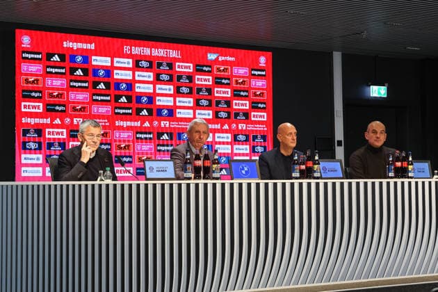 Svetislav Pesic (FC Bayern Basketball, neuer Chef-Trainer), Andreas Burkert (FC Bayern Basketball, Pressesprecher, Head of Corporate Communications) und Dragan Tarlac (FC Bayern Basketball, Geschaeftsfuehrer , GER, FC Bayern Basketball Pressekonferenz, Saison 2025 2026, 22.12.2025, GER, FC Bayern Basketball Pressekonferenz, Saison 2025 2026, 22.12.2025 Muenchen Copyright: xEibner-Pressefoto JennixMaulx EP_JML