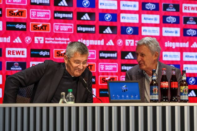 Herbert Hainer (FC Bayern Muenchen, Praesident) im Gespraech mit Svetislav Pesic (FC Bayern Basketball, neuer Chef-Trainer), GER, FC Bayern Basketball Pressekonferenz, Saison 2025 2026, 22.12.2025, GER, FC Bayern Basketball Pressekonferenz, Saison 2025 2026, 22.12.2025 Muenchen Copyright: xEibner-Pressefoto JennixMaulx EP_JML