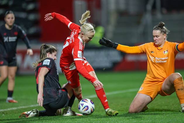 GER, Leverkusen, Bayer Leverkusen vs FC Bayern München, Google Pixel Frauen Bundesliga, Fussball, DFB, Spielzeit 2025 2026, Ulrich-Haberland-Stadion, 14. Spieltag im Bild v.l.: Lilla Turanyi (Bayer Leverkusen 24) foult Pernille Harder (Bayern München 21), Elfmeter DFB DFL REGULATIONS PROHIBIT ANY USE OF PHOTOGRAPHS AS IMAGE SEQUENCES AND OR QUASI-VIDEO, 22.12.2025 Copyright: HMBxMedia HendrikxHamelau