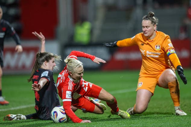GER, Leverkusen, Bayer Leverkusen vs FC Bayern München, Google Pixel Frauen Bundesliga, Fussball, DFB, Spielzeit 2025 2026, Ulrich-Haberland-Stadion, 14. Spieltag im Bild v.l.: Lilla Turanyi (Bayer Leverkusen 24) foult Pernille Harder (Bayern München 21), Elfmeter DFB DFL REGULATIONS PROHIBIT ANY USE OF PHOTOGRAPHS AS IMAGE SEQUENCES AND OR QUASI-VIDEO, 22.12.2025 Copyright: HMBxMedia HendrikxHamelau