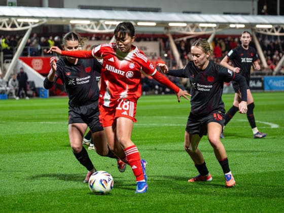 Momoko Tanikawa (FC Bayern Muenchen, 18) im Dribbling gegen Katharina Piljic (Bayer 04 Leverkusen, 06) und Sofie Zdebel (Bayer 04 Leverkusen, 16) Bayer 04 Leverkusen vs. FC Bayern Muenchen, Fußball, Frauen Bundesliga, Google Pixel Frauen Bundesliga, 14. Spieltag, Saison 2025 2026, 22.12.2025 DFB REGULATIONS PROHIBIT ANY USE OF PHOTOGRAPHS AS IMAGE SEQUENCES AND OR QUASI-VIDEO, Bayer 04 Leverkusen vs. FC Bayern Muenchen, Fußball, Frauen Bundesliga, Google Pixel Frauen Bundesliga, 14. Spieltag, Saison 2025 2026, 22.12.2025 Leverkusen Copyright: xEibner-Pressefoto DamianxKruczynx EP_DKI