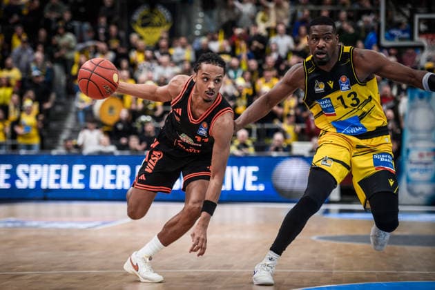 Alonzo Verge Jr. (Rasta Vechta, 11) vs. Yorman Polas Bartolo (MHP RIESEN Ludwigsburg, 13) GER, MHP Riesen Ludwigsburg - RASTA Vechta, easycredit BBL, Basketball, Bundesliga, 11. Spieltag, Spielzeit 2025 2026, 22.12.2025 GER, MHP Riesen Ludwigsburg - RASTA Vechta, easycredit BBL, Basketball, Bundesliga, 11. Spieltag, Spielzeit 2025 2026, 22.12.2025 Ludwigsburg Copyright: xSandyxDinkelackerx EP_SDR