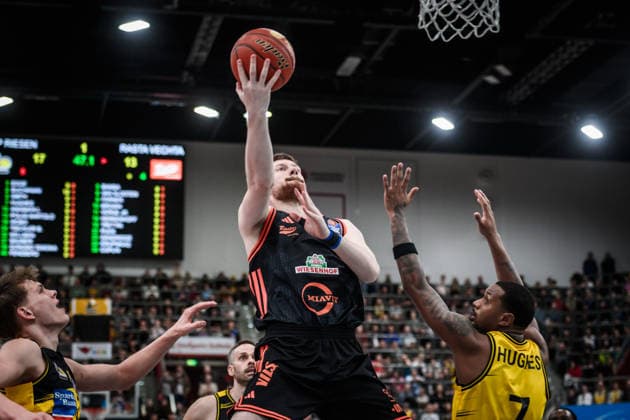 Luc van Slooten (Rasta Vechta, 06) vs. Julis Baumer (MHP RIESEN Ludwigsburg, 37), li. und Elijah Hughes (MHP RIESEN Ludwigsburg, 07), re. GER, MHP Riesen Ludwigsburg - RASTA Vechta, easycredit BBL, Basketball, Bundesliga, 11. Spieltag, Spielzeit 2025 2026, 22.12.2025 GER, MHP Riesen Ludwigsburg - RASTA Vechta, easycredit BBL, Basketball, Bundesliga, 11. Spieltag, Spielzeit 2025 2026, 22.12.2025 Ludwigsburg Copyright: xSandyxDinkelackerx EP_SDR