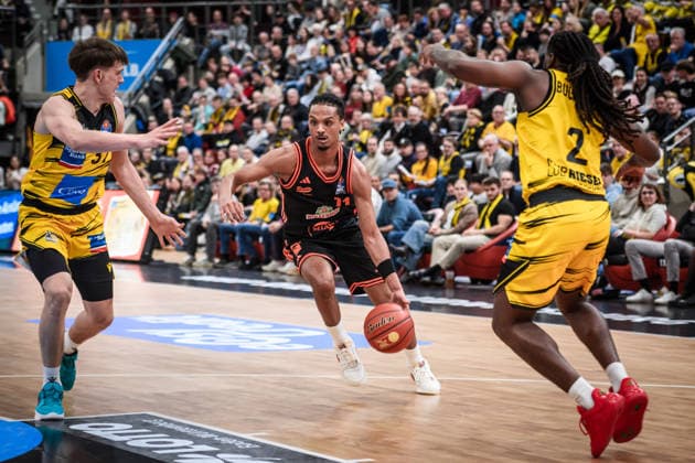 Alonzo Verge Jr. (Rasta Vechta, 11) zwischen Keeshawn Kellman (MHP RIESEN Ludwigsburg, 32), li. und Tray Buchanan (MHP RIESEN Ludwigsburg, 02), re. GER, MHP Riesen Ludwigsburg - RASTA Vechta, easycredit BBL, Basketball, Bundesliga, 11. Spieltag, Spielzeit 2025 2026, 22.12.2025 GER, MHP Riesen Ludwigsburg - RASTA Vechta, easycredit BBL, Basketball, Bundesliga, 11. Spieltag, Spielzeit 2025 2026, 22.12.2025 Ludwigsburg Copyright: xSandyxDinkelackerx EP_SDR