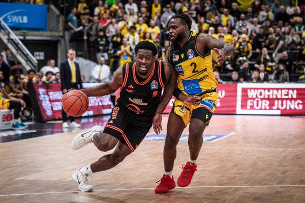 TJ Bamba (Rasta Vechta, 05). vs. Tray Buchanan (MHP RIESEN Ludwigsburg, 02) GER, MHP Riesen Ludwigsburg - RASTA Vechta, easycredit BBL, Basketball, Bundesliga, 11. Spieltag, Spielzeit 2025 2026, 22.12.2025 GER, MHP Riesen Ludwigsburg - RASTA Vechta, easycredit BBL, Basketball, Bundesliga, 11. Spieltag, Spielzeit 2025 2026, 22.12.2025 Ludwigsburg Copyright: xSandyxDinkelackerx EP_SDR