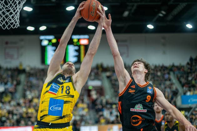 Jonas Wohlfarth-Bottermann (MHP RIESEN Ludwigsburg, 18), Joschka Ferner (Rasta Vechta, 09), GER, MHP RIESEN Ludwigsburg vs. Rasta Vechta, easycredit BBL, Basketball, Bundesliga, 11. Spieltag, Spielzeit 2025 2026, 22.12.2025, 06.12.2025, GER, MHP RIESEN Ludwigsburg vs. Rasta Vechta, easycredit BBL, Basketball, Bundesliga, 11. Spieltag, Spielzeit 2025 2026, 22.12.2025 Ludwigsburg Copyright: xEibner-Pressefoto SaschaxWaltherx EP_EER