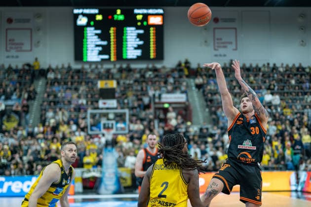 Jonas Wohlfarth-Bottermann (MHP RIESEN Ludwigsburg, 18), Traveon Buchanan (MHP RIESEN Ludwigsburg, 02), Booker Coplin (Rasta Vechta, 30), GER, MHP RIESEN Ludwigsburg vs. Rasta Vechta, easycredit BBL, Basketball, Bundesliga, 11. Spieltag, Spielzeit 2025 2026, 22.12.2025, 06.12.2025, GER, MHP RIESEN Ludwigsburg vs. Rasta Vechta, easycredit BBL, Basketball, Bundesliga, 11. Spieltag, Spielzeit 2025 2026, 22.12.2025 Ludwigsburg Copyright: xEibner-Pressefoto SaschaxWaltherx EP_EER
