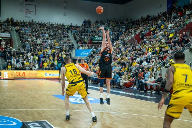 Jonas Wohlfarth-Bottermann (MHP RIESEN Ludwigsburg, 18), Philipp Herkenhoff (Rasta Vechta, 14), GER, MHP RIESEN Ludwigsburg vs. Rasta Vechta, easycredit BBL, Basketball, Bundesliga, 11. Spieltag, Spielzeit 2025 2026, 22.12.2025, 06.12.2025, GER, MHP RIESEN Ludwigsburg vs. Rasta Vechta, easycredit BBL, Basketball, Bundesliga, 11. Spieltag, Spielzeit 2025 2026, 22.12.2025 Ludwigsburg Copyright: xEibner-Pressefoto SaschaxWaltherx EP_EER