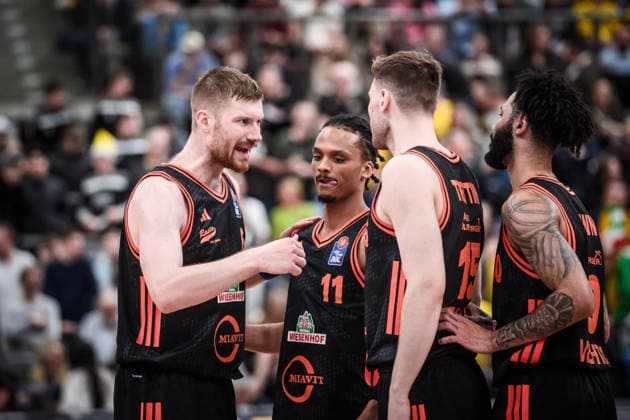 Luc van Slooten (Rasta Vechta, 06) spricht zu Alonzo Verge Jr. (Rasta Vechta, 11), Linus Trettin (Rasta Vechta, 15) und Tevin Brown (Rasta Vechta, 10) GER, MHP Riesen Ludwigsburg - RASTA Vechta, easycredit BBL, Basketball, Bundesliga, 11. Spieltag, Spielzeit 2025 2026, 22.12.2025 GER, MHP Riesen Ludwigsburg - RASTA Vechta, easycredit BBL, Basketball, Bundesliga, 11. Spieltag, Spielzeit 2025 2026, 22.12.2025 Ludwigsburg Copyright: xSandyxDinkelackerx EP_SDR