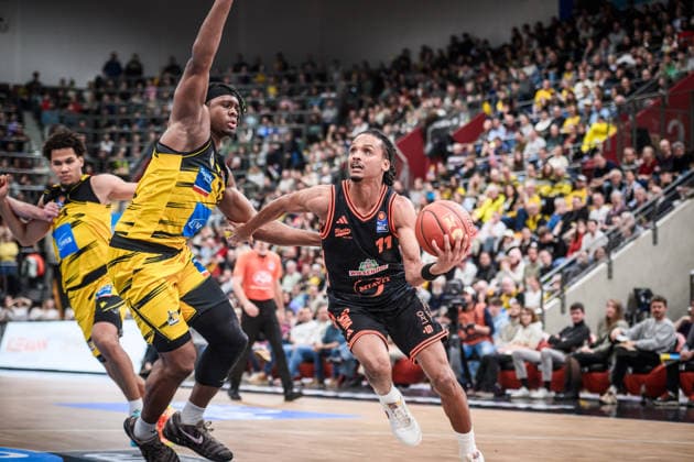 Alonzo Verge Jr. (Rasta Vechta, 11) vs. Keeshawn Kellman (MHP RIESEN Ludwigsburg, 32) GER, MHP Riesen Ludwigsburg - RASTA Vechta, easycredit BBL, Basketball, Bundesliga, 11. Spieltag, Spielzeit 2025 2026, 22.12.2025 GER, MHP Riesen Ludwigsburg - RASTA Vechta, easycredit BBL, Basketball, Bundesliga, 11. Spieltag, Spielzeit 2025 2026, 22.12.2025 Ludwigsburg Copyright: xSandyxDinkelackerx EP_SDR
