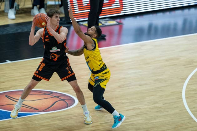 Joschka Ferner (Rasta Vechta, 09), Elijah Hughes (MHP RIESEN Ludwigsburg, 07), GER, MHP RIESEN Ludwigsburg vs. Rasta Vechta, easycredit BBL, Basketball, Bundesliga, 11. Spieltag, Spielzeit 2025 2026, 22.12.2025, 06.12.2025, GER, MHP RIESEN Ludwigsburg vs. Rasta Vechta, easycredit BBL, Basketball, Bundesliga, 11. Spieltag, Spielzeit 2025 2026, 22.12.2025 Ludwigsburg Copyright: xEibner-Pressefoto SaschaxWaltherx EP_EER