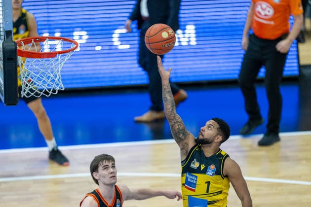 Joschka Ferner (Rasta Vechta, 09), Elijah Hughes (MHP RIESEN Ludwigsburg, 07), GER, MHP RIESEN Ludwigsburg vs. Rasta Vechta, easycredit BBL, Basketball, Bundesliga, 11. Spieltag, Spielzeit 2025 2026, 22.12.2025, 06.12.2025, GER, MHP RIESEN Ludwigsburg vs. Rasta Vechta, easycredit BBL, Basketball, Bundesliga, 11. Spieltag, Spielzeit 2025 2026, 22.12.2025 Ludwigsburg Copyright: xEibner-Pressefoto SaschaxWaltherx EP_EER