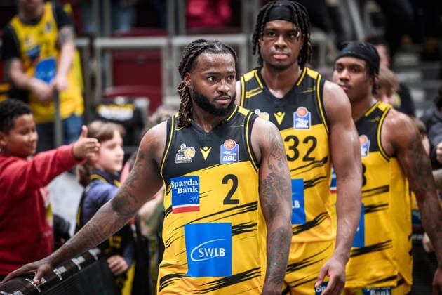 Tray Buchanan (MHP RIESEN Ludwigsburg, 02) und Team - sichtlich enttaeuscht nach Niederlage GER, MHP Riesen Ludwigsburg - RASTA Vechta, easycredit BBL, Basketball, Bundesliga, 11. Spieltag, Spielzeit 2025 2026, 22.12.2025 GER, MHP Riesen Ludwigsburg - RASTA Vechta, easycredit BBL, Basketball, Bundesliga, 11. Spieltag, Spielzeit 2025 2026, 22.12.2025 Ludwigsburg Copyright: xSandyxDinkelackerx EP_SDR