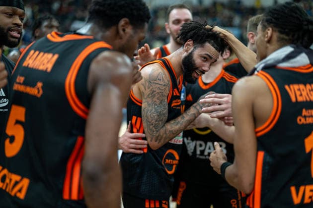 Die Mannschaft aus Vechta feiert Ihre Nr. 10, Tevin Brown (Rasta Vechta, 10), GER, MHP RIESEN Ludwigsburg vs. Rasta Vechta, easycredit BBL, Basketball, Bundesliga, 11. Spieltag, Spielzeit 2025 2026, 22.12.2025, 06.12.2025, GER, MHP RIESEN Ludwigsburg vs. Rasta Vechta, easycredit BBL, Basketball, Bundesliga, 11. Spieltag, Spielzeit 2025 2026, 22.12.2025 Ludwigsburg Copyright: xEibner-Pressefoto SaschaxWaltherx EP_EER