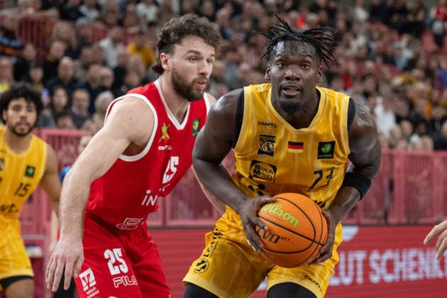 v.li. Ben Burnham (Artland Dragons, 25), Melkisedek Moreaux (Tigers Tuebingen 23) GER, Tigers Tuebingen vs. Artland Dragons Quakenbrueck, Basketball, Herren, Barmer 2. Basketball Bundesliga, ProA, 14. Spieltag, Spielzeit 2025 2026, 23.12.2025, GER, Tigers Tuebingen vs. Artland Dragons Quakenbrueck, Basketball, Herren, Barmer 2. Basketball Bundesliga, ProA, 14. Spieltag, Spielzeit 2025 2026, 23.12.2025 Tuebingen Copyright: xEibner-Pressefoto WolfgangxFrankx EP_WFK