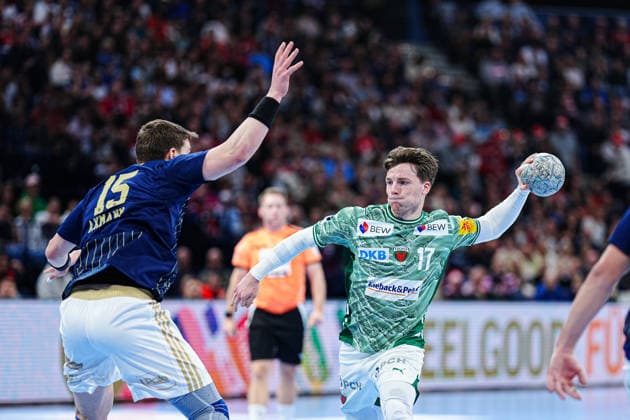 Wurf Tor Nils Lichtlein (Fuechse Berlin, 17) GER, Handball Verein Hamburg vs. Fuechse Berlin, Handball, 1. Bundesliga, Spieltag 24, Saison 2025 2026, 23.12.2025 GER, Handball Sport Verein Hamburg vs. Fuechse Berlin, Handball, 1. Bundesliga, Spieltag 24, Saison 2025 2026, 23.12.2025 Hamburg Copyright: xEibner-Pressefoto MarcelxvonxFehrnx EP_MFN