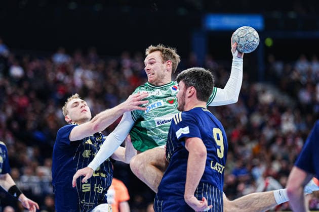 Wurf Tor Mathias Gidsel (Fuechse Berlin, 19) GER, Handball Verein Hamburg vs. Fuechse Berlin, Handball, 1. Bundesliga, Spieltag 24, Saison 2025 2026, 23.12.2025 GER, Handball Sport Verein Hamburg vs. Fuechse Berlin, Handball, 1. Bundesliga, Spieltag 24, Saison 2025 2026, 23.12.2025 Hamburg Copyright: xEibner-Pressefoto MarcelxvonxFehrnx EP_MFN