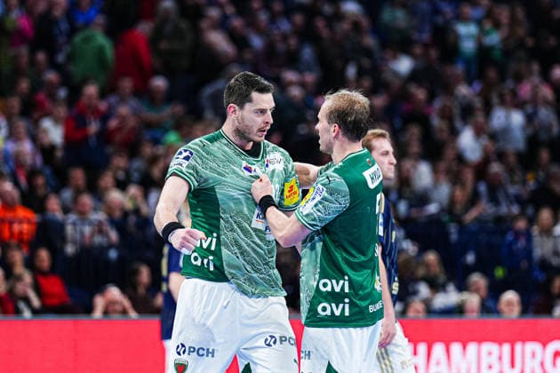 Mijajlo Marsenic (Fuechse Berlin, 93) und Max Darj (Fuechse Berlin, 05) jubelt Jubel nach Sieg Spielende GER, Handball Verein Hamburg vs. Fuechse Berlin, Handball, 1. Bundesliga, Spieltag 24, Saison 2025 2026, 23.12.2025 GER, Handball Sport Verein Hamburg vs. Fuechse Berlin, Handball, 1. Bundesliga, Spieltag 24, Saison 2025 2026, 23.12.2025 Hamburg Copyright: xEibner-Pressefoto MarcelxvonxFehrnx EP_MFN