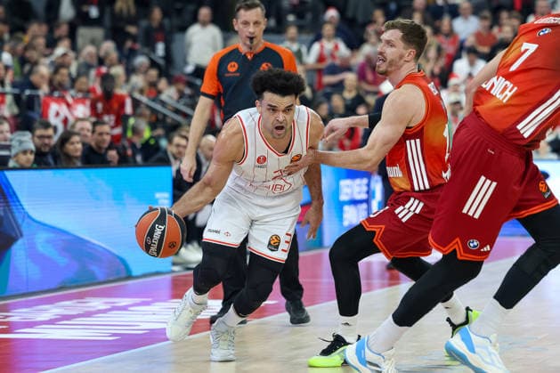 Elijah Bryant (Hapoel IBI Tel Aviv, 03) mit Andreas Obst (FC Bayern Basketball, 13), GER, FC Bayern Basketball vs. Hapoel Tel Aviv, Basketball, Euroleague, 18. Spieltag, Saison 2025 2026, 23.12.2025, GER, FC Bayern Basketball vs. Hapoel Tel Aviv, Basketball, Euroleague, 18. Spieltag, Saison 2025 2026, 23.12.2025 Muenchen Copyright: xEibner-Pressefoto JennixMaulx EP_JML