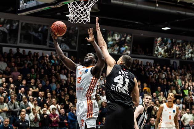 GER, BKT EuroCup, Saison 2025 2026, Niners Chemnitz - Besiktas GAIN Istanbul. 23.12.2025, Messe, Chemnitz, GER, BKT EuroCup, Saison 2025 2026, Niners Chemnitz - Besiktas GAIN Istanbul. Amadou Sow (Niners Chemnitz, 12) , Ante Zizic (Besiktas GAIN Istanbul 41) Foto Alexander Trienitz Chemnitz Messe Sachsen Deutschland