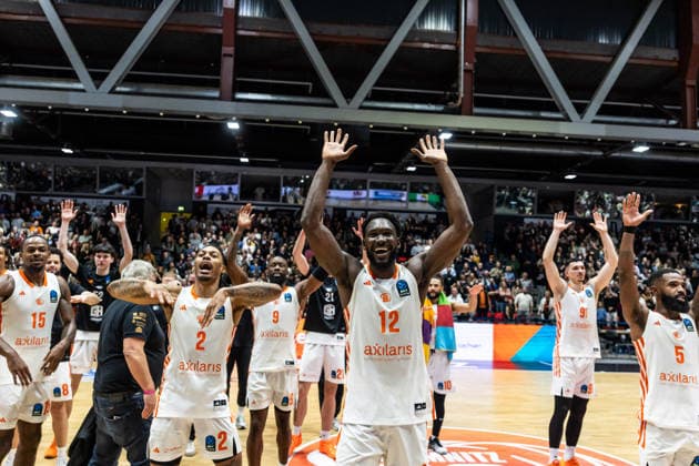 GER, BKT EuroCup, Saison 2025 2026, Niners Chemnitz - Besiktas GAIN Istanbul. 23.12.2025, Messe, Chemnitz, GER, BKT EuroCup, Saison 2025 2026, Niners Chemnitz - Besiktas GAIN Istanbul. Amadou Sow (Niners Chemnitz, 12) jubelt mit dem Team Foto Alexander Trienitz Chemnitz Messe Sachsen Deutschland