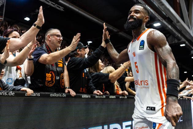 GER, BKT EuroCup, Saison 2025 2026, Niners Chemnitz - Besiktas GAIN Istanbul. 23.12.2025, Messe, Chemnitz, GER, BKT EuroCup, Saison 2025 2026, Niners Chemnitz - Besiktas GAIN Istanbul. Corey Davis Jr. (Niners Chemnitz, 5) bedankt sich bei den Fans Foto Alexander Trienitz Chemnitz Messe Sachsen Deutschland