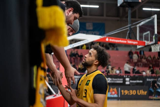 Nach Spielende, Miles Tention (Tigers Tuebingen 03) bedankt sich bei den Fans. GER, Tigers Tuebingen vs. Artland Dragons Quakenbrueck, Basketball, Herren, Barmer 2. Basketball Bundesliga, ProA, 14. Spieltag, Spielzeit 2025 2026, 23.12.2025, GER, Tigers Tuebingen vs. Artland Dragons Quakenbrueck, Basketball, Herren, Barmer 2. Basketball Bundesliga, ProA, 14. Spieltag, Spielzeit 2025 2026, 23.12.2025 Tuebingen Copyright: xEibner-Pressefoto WolfgangxFrankx EP_WFK