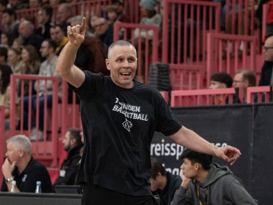 Henrik Sonko (Tigers Tuebingen,Trainer, Cheftrainer), gestikuliert GER, Tigers Tuebingen vs. Artland Dragons Quakenbrueck, Basketball, Herren, Barmer 2. Basketball Bundesliga, ProA, 14. Spieltag, Spielzeit 2025 2026, 23.12.2025, GER, Tigers Tuebingen vs. Artland Dragons Quakenbrueck, Basketball, Herren, Barmer 2. Basketball Bundesliga, ProA, 14. Spieltag, Spielzeit 2025 2026, 23.12.2025 Tuebingen Copyright: xEibner-Pressefoto WolfgangxFrankx EP_WFK