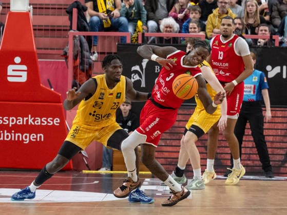 v.li. Melkisedek Moreaux (Tigers Tuebingen 23), Amir Hinton (Artland Dragons, 03) GER, Tigers Tuebingen vs. Artland Dragons Quakenbrueck, Basketball, Herren, Barmer 2. Basketball Bundesliga, ProA, 14. Spieltag, Spielzeit 2025 2026, 23.12.2025, GER, Tigers Tuebingen vs. Artland Dragons Quakenbrueck, Basketball, Herren, Barmer 2. Basketball Bundesliga, ProA, 14. Spieltag, Spielzeit 2025 2026, 23.12.2025 Tuebingen Copyright: xEibner-Pressefoto WolfgangxFrankx EP_WFK