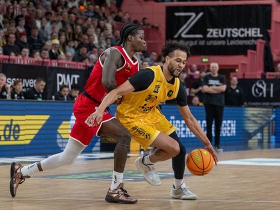 v.li. Amir Hinton (Artland Dragons, 03), Miles Tention (Tigers Tuebingen 03), GER, Tigers Tuebingen vs. Artland Dragons Quakenbrueck, Basketball, Herren, Barmer 2. Basketball Bundesliga, ProA, 14. Spieltag, Spielzeit 2025 2026, 23.12.2025, GER, Tigers Tuebingen vs. Artland Dragons Quakenbrueck, Basketball, Herren, Barmer 2. Basketball Bundesliga, ProA, 14. Spieltag, Spielzeit 2025 2026, 23.12.2025 Tuebingen Copyright: xEibner-Pressefoto WolfgangxFrankx EP_WFK