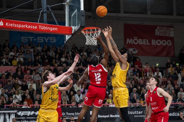 v.li. Conner Nelson (Tigers Tuebingen 21), Elijah Ndi (Artland Dragons, 12), Bernard Pelote III (Tigers Tuebingen 01), Dominik Dolic (Artland Dragons, 08) GER, Tigers Tuebingen vs. Artland Dragons Quakenbrueck, Basketball, Herren, Barmer 2. Basketball Bundesliga, ProA, 14. Spieltag, Spielzeit 2025 2026, 23.12.2025, GER, Tigers Tuebingen vs. Artland Dragons Quakenbrueck, Basketball, Herren, Barmer 2. Basketball Bundesliga, ProA, 14. Spieltag, Spielzeit 2025 2026, 23.12.2025 Tuebingen Copyright: xEibner-Pressefoto WolfgangxFrankx EP_WFK