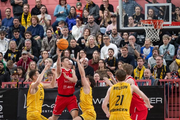 v.li. Felix Edwarsson (Tigers Tuebingen 08), Nate Petrone (Artland Dragons, 01), Kaya Bayram (Tigers Tuebingen 05) GER, Tigers Tuebingen vs. Artland Dragons Quakenbrueck, Basketball, Herren, Barmer 2. Basketball Bundesliga, ProA, 14. Spieltag, Spielzeit 2025 2026, 23.12.2025, GER, Tigers Tuebingen vs. Artland Dragons Quakenbrueck, Basketball, Herren, Barmer 2. Basketball Bundesliga, ProA, 14. Spieltag, Spielzeit 2025 2026, 23.12.2025 Tuebingen Copyright: xEibner-Pressefoto WolfgangxFrankx EP_WFK
