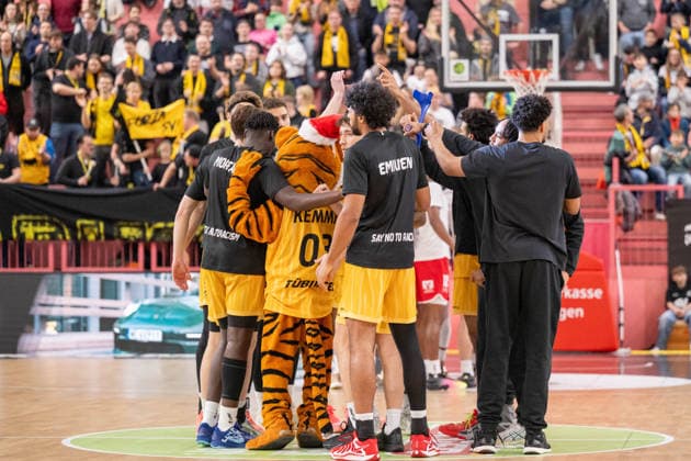 Teamkreis Tigers Tuebingen. GER, Tigers Tuebingen vs. Artland Dragons Quakenbrueck, Basketball, Herren, Barmer 2. Basketball Bundesliga, ProA, 14. Spieltag, Spielzeit 2025 2026, 23.12.2025, GER, Tigers Tuebingen vs. Artland Dragons Quakenbrueck, Basketball, Herren, Barmer 2. Basketball Bundesliga, ProA, 14. Spieltag, Spielzeit 2025 2026, 23.12.2025 Tuebingen Copyright: xEibner-Pressefoto WolfgangxFrankx EP_WFK