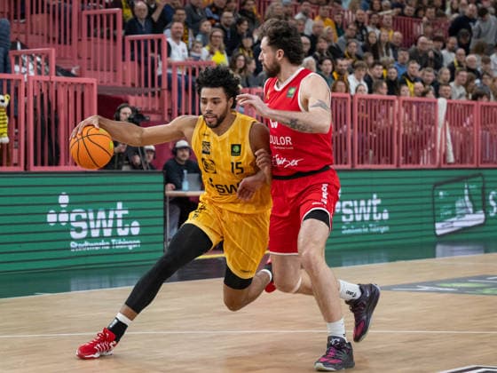 v.li. Patrick Emilien (Tigers Tuebingen 15), Ben Burnham (Artland Dragons, 25) GER, Tigers Tuebingen vs. Artland Dragons Quakenbrueck, Basketball, Herren, Barmer 2. Basketball Bundesliga, ProA, 14. Spieltag, Spielzeit 2025 2026, 23.12.2025, GER, Tigers Tuebingen vs. Artland Dragons Quakenbrueck, Basketball, Herren, Barmer 2. Basketball Bundesliga, ProA, 14. Spieltag, Spielzeit 2025 2026, 23.12.2025 Tuebingen Copyright: xEibner-Pressefoto WolfgangxFrankx EP_WFK