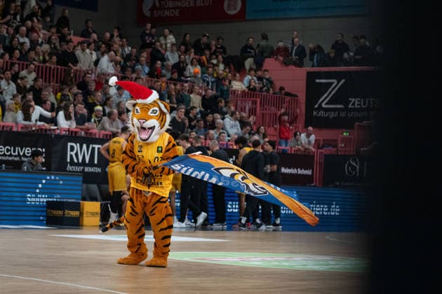 Maskottchen Tigers mit Weihnachtsmuetze. GER, Tigers Tuebingen vs. Artland Dragons Quakenbrueck, Basketball, Herren, Barmer 2. Basketball Bundesliga, ProA, 14. Spieltag, Spielzeit 2025 2026, 23.12.2025, GER, Tigers Tuebingen vs. Artland Dragons Quakenbrueck, Basketball, Herren, Barmer 2. Basketball Bundesliga, ProA, 14. Spieltag, Spielzeit 2025 2026, 23.12.2025 Tuebingen Copyright: xEibner-Pressefoto WolfgangxFrankx EP_WFK