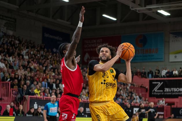 v.li. Amir Hinton (Artland Dragons, 03), Miles Tention (Tigers Tuebingen 03) GER, Tigers Tuebingen vs. Artland Dragons Quakenbrueck, Basketball, Herren, Barmer 2. Basketball Bundesliga, ProA, 14. Spieltag, Spielzeit 2025 2026, 23.12.2025, GER, Tigers Tuebingen vs. Artland Dragons Quakenbrueck, Basketball, Herren, Barmer 2. Basketball Bundesliga, ProA, 14. Spieltag, Spielzeit 2025 2026, 23.12.2025 Tuebingen Copyright: xEibner-Pressefoto WolfgangxFrankx EP_WFK