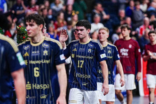 Spieler Handball Verein Hamburg bedanken sich bei den Fans nach Spielende GER, Handball Sport Verein Hamburg vs. Fuechse Berlin, Handball, 1. Bundesliga, Spieltag 24, Saison 2025 2026, 23.12.2025 GER, Handball Sport Verein Hamburg vs. Fuechse Berlin, Handball, 1. Bundesliga, Spieltag 24, Saison 2025 2026, 23.12.2025 Hamburg Copyright: xEibner-Pressefoto MarcelxvonxFehrnx EP_MFN