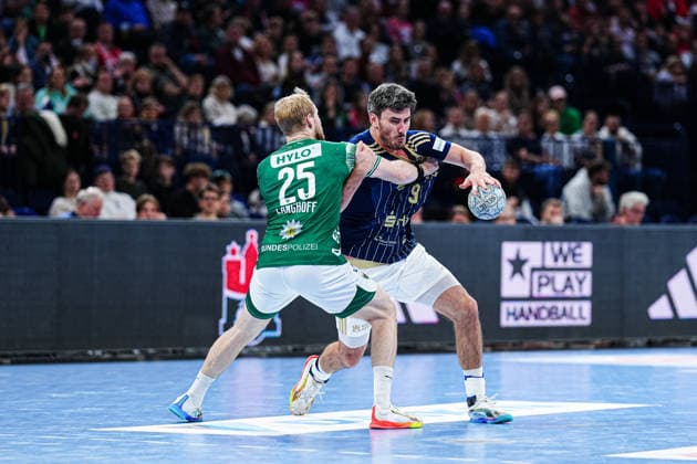 Matthes Langhoff (Fuechse Berlin, 25), Jacob Lassen (Handball Verein Hamburg, 09) GER, Handball Sport Verein Hamburg vs. Fuechse Berlin, Handball, 1. Bundesliga, Spieltag 24, Saison 2025 2026, 23.12.2025 GER, Handball Sport Verein Hamburg vs. Fuechse Berlin, Handball, 1. Bundesliga, Spieltag 24, Saison 2025 2026, 23.12.2025 Hamburg Copyright: xEibner-Pressefoto MarcelxvonxFehrnx EP_MFN