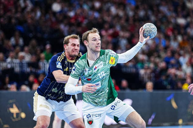 Niklas Weller (Handball Verein Hamburg, 13), Mathias Gidsel (Fuechse Berlin, 19) GER, Handball Sport Verein Hamburg vs. Fuechse Berlin, Handball, 1. Bundesliga, Spieltag 24, Saison 2025 2026, 23.12.2025 GER, Handball Sport Verein Hamburg vs. Fuechse Berlin, Handball, 1. Bundesliga, Spieltag 24, Saison 2025 2026, 23.12.2025 Hamburg Copyright: xEibner-Pressefoto MarcelxvonxFehrnx EP_MFN