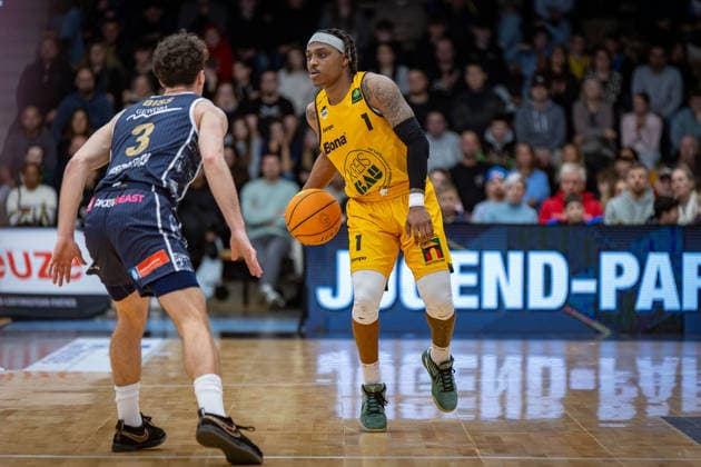 Jacob David Biss (Eisbaeren Bremerhaven, 03) Phillip Montreal Russell (Bozic Estriche Knights Kirchheim, 01) GER, Bozic Estriche Knights Kirchheim vs. Eisbaeren Bremerhaven, BARMER 2. Basketball Bundesliga, 14. Spieltag, Saison 2025 2026, 23.12.2025 GER, Bozic Estriche Knights Kirchheim vs. Eisbaeren Bremerhaven, BARMER 2. Basketball Bundesliga, 14. Spieltag, Saison 2025 2026, 23.12.2025 Goeppingen Copyright: xEibner-Pressefoto NinaxSanderx EP_NSR