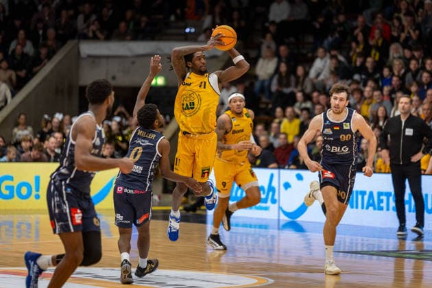 Elijah Jahi Miller (Eisbaeren Bremerhaven, 00) Tyrel Maurice Morgan (Bozic Estriche Knights Kirchheim, 11) Tylan James Pope (Bozic Estriche Knights Kirchheim, 09) Elijah Jahi Miller (Eisbaeren Bremerhaven, 00) GER, Bozic Estriche Knights Kirchheim vs. Eisbaeren Bremerhaven, BARMER 2. Basketball Bundesliga, 14. Spieltag, Saison 2025 2026, 23.12.2025 GER, Bozic Estriche Knights Kirchheim vs. Eisbaeren Bremerhaven, BARMER 2. Basketball Bundesliga, 14. Spieltag, Saison 2025 2026, 23.12.2025 Goeppingen Copyright: xEibner-Pressefoto NinaxSanderx EP_NSR