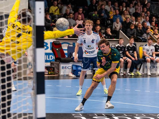 Pierre Busch (VfL Eintracht Hagen, 83) beim Torwurf gegen Frederik Hoeler (1. VFL Potsdam, 01) VfL Eintracht Hagen vs. 1. VfL Potsdam, Handball, 2. Bundesliga, 17. Spieltag, Saison 2025 2026, 26.12.2025 VfL Eintracht Hagen vs. 1. VfL Potsdam, Handball, 2. Bundesliga, 17. Spieltag, Saison 2025 2026, 26.12.2025 Hagen Copyright: xEibner-Pressefoto DamianxKruczynx EP_DKI