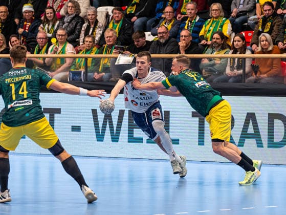 Marco Mengon (1. VFL Potsdam, 30) im Zweikampf gegen Jan von Boenigk (VfL Eintracht Hagen, 95) VfL Eintracht Hagen vs. 1. VfL Potsdam, Handball, 2. Bundesliga, 17. Spieltag, Saison 2025 2026, 26.12.2025 VfL Eintracht Hagen vs. 1. VfL Potsdam, Handball, 2. Bundesliga, 17. Spieltag, Saison 2025 2026, 26.12.2025 Hagen Copyright: xEibner-Pressefoto DamianxKruczynx EP_DKI