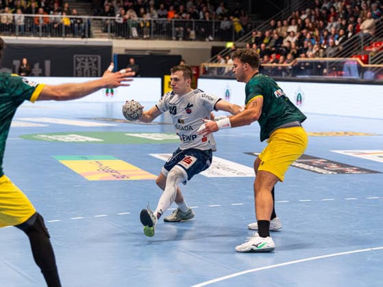 Marco Mengon (1. VFL Potsdam, 30) im Zweikampf gegen Tim Dueren (VfL Eintracht Hagen, 03) VfL Eintracht Hagen vs. 1. VfL Potsdam, Handball, 2. Bundesliga, 17. Spieltag, Saison 2025 2026, 26.12.2025 VfL Eintracht Hagen vs. 1. VfL Potsdam, Handball, 2. Bundesliga, 17. Spieltag, Saison 2025 2026, 26.12.2025 Hagen Copyright: xEibner-Pressefoto DamianxKruczynx EP_DKI